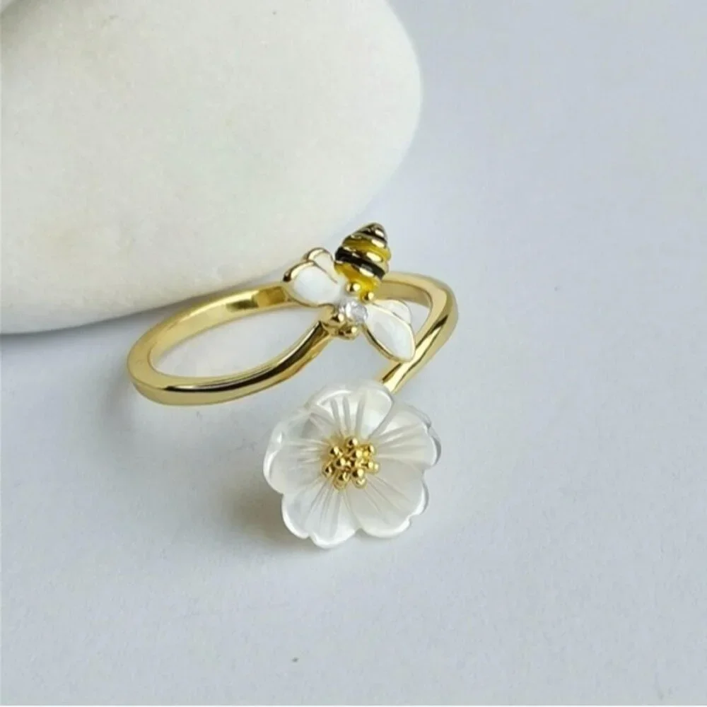 Mother of Pearl cz Bee ring size 8 🆕
